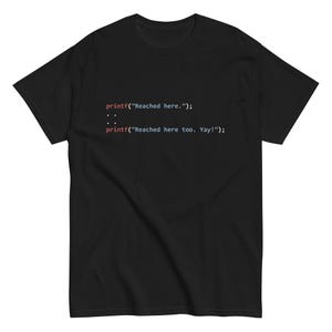 Peut inclure: T-shirt noir avec du texte blanc qui dit : "printf("Reached here."); :: printf("Reached here too. Yay!");"