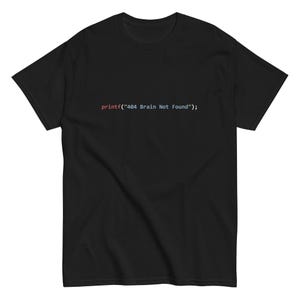 Può includere: Maglietta nera con il testo "printf("404 Brain Not Found");" stampato in rosso, blu e bianco.