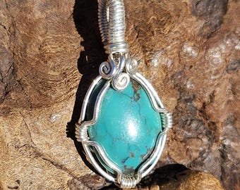 Colgante de alambre envuelto en turquesa y plata de ley