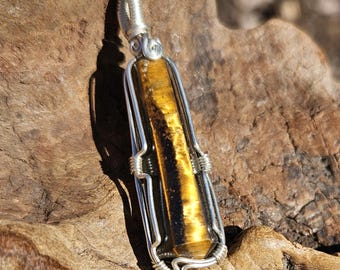 Colgante de ojo de tigre y plata de ley con alambre