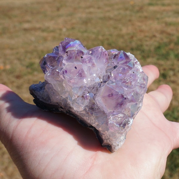 Rainbow Aura Amethyst Cluster #23 - Clúster de cristal de amatista unido con titanio iridiscente, cristal brillante de 2,5" x 2" x 1,5" a 4,9 onzas