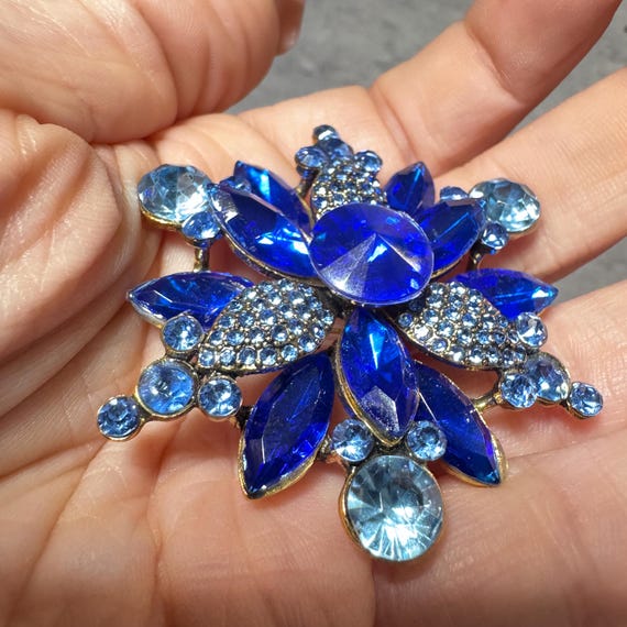 Floral Snowflake Rhinestone Statement Brooch Vint… - image 4