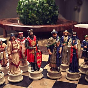 Set di scacchi &quot;Guerre dei Crociati contro gli Ottomani&quot; - Personaggi storici fatti a mano, altezza del re 8,5 cm (3,35 pollici), diverse opzioni di scacchiera