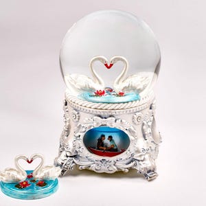 Elegant Swan Snow Globe, Musical & Self-Blowing, Romantic Swans Figurine, Anniversary Gift, Wedding Keepsake, Luxury Home Decor