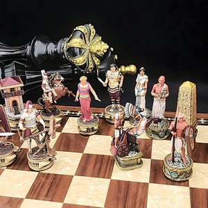 Juego de ajedrez personalizado "Batalla de ACTIUM" con caja de terciopelo, figuras de Cleopatra y César, placa con nombre pintada a mano.