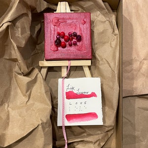 bordado de contas braille mini pintura de mídia mista com cartão de aforismo da série intitulada Lições de vida parte AMOR escrita com cavalete de exposição