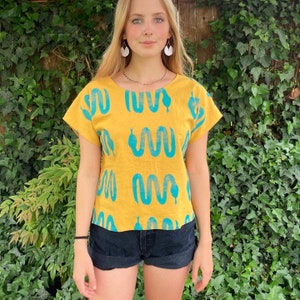 T-shirt in lino con stampa serpente - gialla
