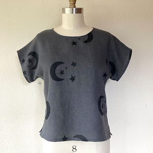 Celestial print linen tee charcoal image 1