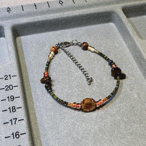 Pulsera de cuentas hecha a mano con bosque otoñal y luz dorada
