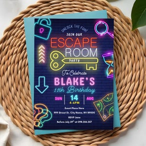 以下が含まれることがあります： エスケープルームパーティーのネオン風グラフィックが施されたターコイズ色の招待状。 招待状には、南京錠、鍵、疑問符、地図が描かれています。 テキストには「Escape Room Party」と「Blake's 11th Birthday」と書かれています。