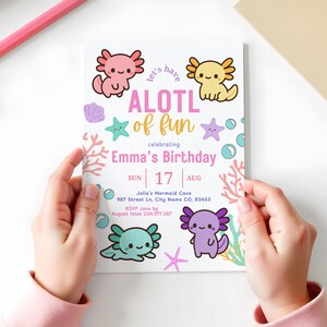 Puede incluir: Una invitación de cumpleaños con ilustraciones de ajolotes en rosa, amarillo, turquesa y morado. La invitación incluye el texto "ALOTL of fun" y "Emma's Birthday", junto con los detalles de la fecha y el lugar. La invitación está sujeta por dos manos.