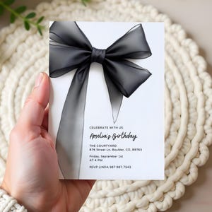 Elegante Geburtstagseinladung mit schwarzer Schleife: Minimalistische Kokette Party (12,5 x 18,5 cm, digitaler Download, bearbeitbare Vorlage)