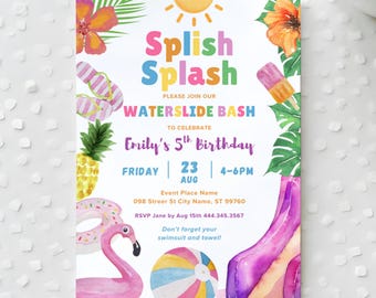 Może przedstawiać: Kolorowe zaproszenie na imprezę na zjeżdżalni wodnej, z napisem "Splish Splash" w jasnych literach. Projekt zawiera flaminga, piłkę plażową, ananasa i loda. Zaproszenie jest na 5. urodziny Emily.