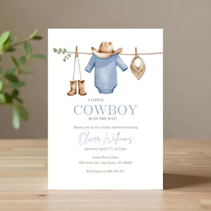 Modello di invito per baby shower con cowboy carino. Invito per neonato "Un piccolo cowboy è in arrivo". Invito modificabile "Cowboy Dusty Blue Evite Baby On The Way".