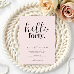 Op de afbeelding: Roze verjaardagsuitnodiging met de tekst "hello forty." De uitnodiging bevat details voor Julia's 40e verjaardag, inclusief de datum, tijd, locatie en dresscode.