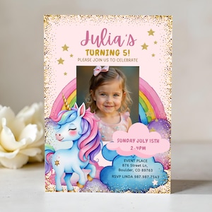 Puede incluir: Una tarjeta de invitación rosa y dorada con una foto de una niña. La tarjeta presenta un unicornio, un arcoíris y el texto "Julia's Turning 5!" y detalles del evento. Decorada con estrellas doradas y purpurina.