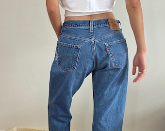 Vintage Levis 501 Boyfriend-Jeans mit verblichenem Stoff und Knopfleiste, Größe 31x28