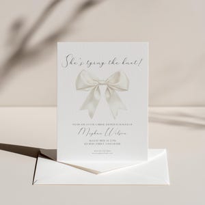 Può includere: Un set di tre tazze in ceramica con finitura opaca e macchiettata. Le tazze sono nei toni del crema, marrone chiaro e marrone scuro. Ogni tazza ha un design semplice e minimalista.