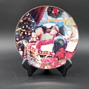 Festive Avon Collectible: Santa Claus Plate with 22K Gold Accent