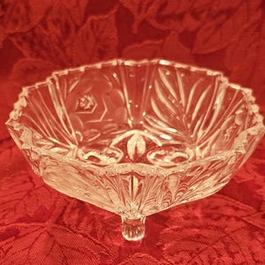 Vintage Clear Cut Bowl 3 Footed Crystal Bowl Heavy Glass 3 Sided Bowl Starburst Crystal Candy Dish Vintage Vrystal Serving Bowl Antique