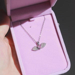 Collana con ali d'angelo e cuore rosa immagine 1