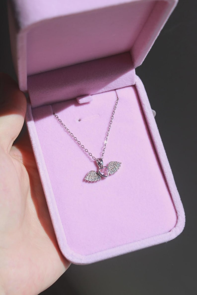 Collana con ali d'angelo e cuore rosa immagine 1