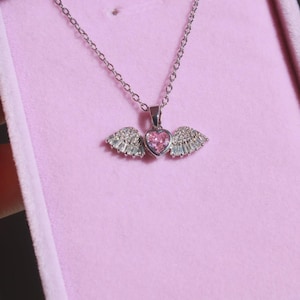 Collana con ali d'angelo e cuore rosa immagine 2