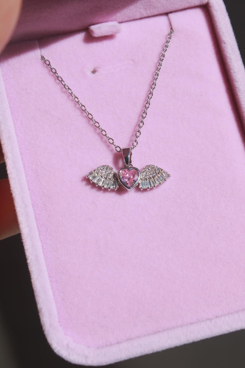 Collana con ali d'angelo e cuore rosa immagine 2