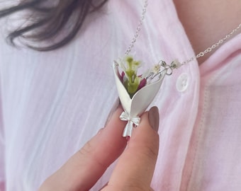 Collana con bouquet placcata in argento - Collana con bouquet di fiori personalizzabile / Aggiungi il tuo piccolo fiore all'interno / Collana con ciondolo floreale cavo