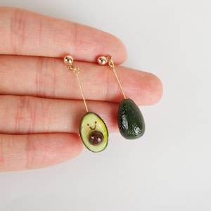 Avocado Ohrringe, Handgemachte Ohrringe aus Polymer Clay, Fun Food Schmuck, Avocado Geschenk, Vegan Ohrringe, Süßer Anhänger