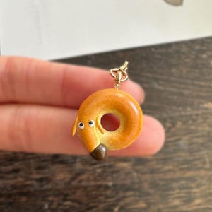 Joli porte-clé bagel, breloque chien rigolote bagel, porte-clé kawaii, breloque nourriture, petit bijou de sac, nourriture miniature, accessoires de sac à main, idée cadeau mignonne