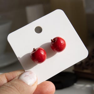 Pendientes de manzana, pendientes de botón de manzana, joyas de manzana roja, pendientes de fruta con dije de manzana, comida en miniatura pintada a mano, pendientes lindos, regalo para maestros