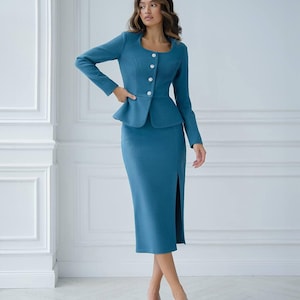 Elegant rokkostuum voor dames – groenblauwe peplumblazer en midirokset | Formele kantooroutfit, zakelijke kleding of chique evenementlook