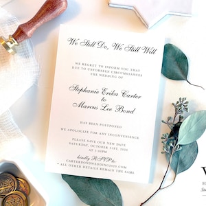Cartão de anúncio de casamento adiado com envelopes, ainda fazemos, ainda faremos, casamento atrasado, convite impresso ou arquivo para impressão