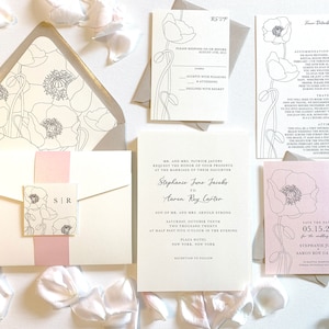Set di inviti di nozze floreale con papaveri in crema e rosa chiaro, con un Pocketfold Bellyband Monogram Tag e foderato Kraft buste
