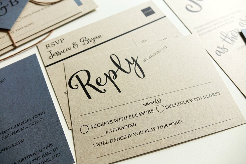 Peut inclure: Une carte RSVP marron avec du texte noir qui dit "R&eacute;pondre" et qui comprend une section pour que les invit&eacute;s acceptent ou refusent l'invitation. La carte comprend &eacute;galement un espace pour que les invit&eacute;s inscrivent leurs noms et une section pour qu'ils demandent une chanson &agrave; jouer lors de l'&eacute;v&eacute;nement.