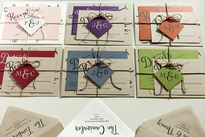 Peut inclure: Six invitations de mariage avec du papier de diff&eacute;rentes couleurs et des initiales diff&eacute;rentes sur chacune. Les invitations sont attach&eacute;es avec de la ficelle et ont un th&egrave;me rustique.