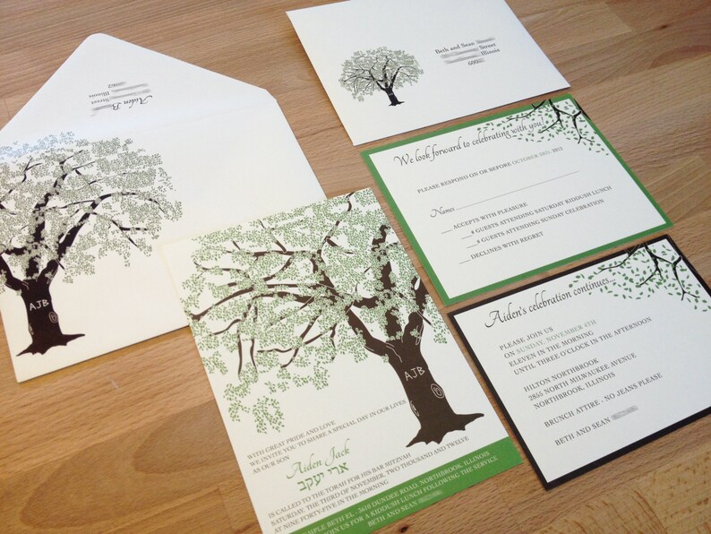Puede incluir: Una invitaci&oacute;n verde y blanca con un dise&ntilde;o de &aacute;rbol. El texto dice "We look forward to celebrating with you" y "Aiden's celebration continues".