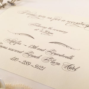 Puede incluir: Una tarjeta blanca con texto en caligraf&iacute;a negra que dice "Por favor, &uacute;nase a nosotros para una recepci&oacute;n despu&eacute;s de la ceremonia a las 5:30 pm.  Hotel - 13th and Boardwalk. Habitaciones reservadas Beach Plaza Hotel. 410-289-9121."