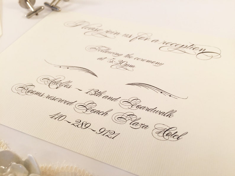 Puede incluir: Una tarjeta blanca con texto en caligraf&iacute;a negra que dice "Por favor, &uacute;nase a nosotros para una recepci&oacute;n despu&eacute;s de la ceremonia a las 5:30 pm.  Hotel - 13th and Boardwalk. Habitaciones reservadas Beach Plaza Hotel. 410-289-9121."
