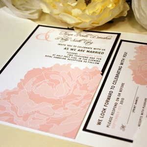 SAMPLE Lacy Peony Blossom Pocketfold Invito di nozze, Rosa, Bianco, Crema, Rosa caldo, Invito al matrimonio, Rustico e Moderno