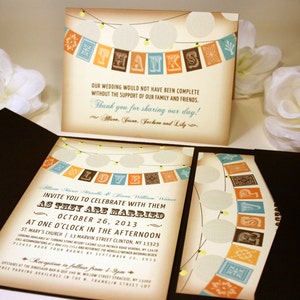 Pode incluir: Um convite de casamento com um design vintage que apresenta uma corda de luzes e bandeiras coloridas com as palavras "LOVE" e "THANK YOU" impressas nelas. O convite é para Allison Marie Morello e Jason William Weiner, e declara que eles se casam em 26 de outubro de 2013, na Igreja St. Mary's em Clinton, Nova Iorque.