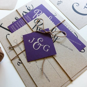 Juego de invitación de boda rústica, invitación de boda púrpura, invitación de boda Kraft con cordel y etiqueta, suite de invitación de guión moderno, ciruela
