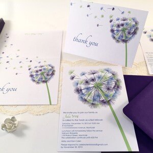 Puede incluir: Un sobre morado con una tarjeta de invitaci&oacute;n blanca con un dise&ntilde;o de diente de le&oacute;n. El texto de la tarjeta de invitaci&oacute;n dice "We invite you to join our family as Julia is called to the Torah as a Bat Mitzvah Saturday, December 14, 2013 at 10:00 AM..."