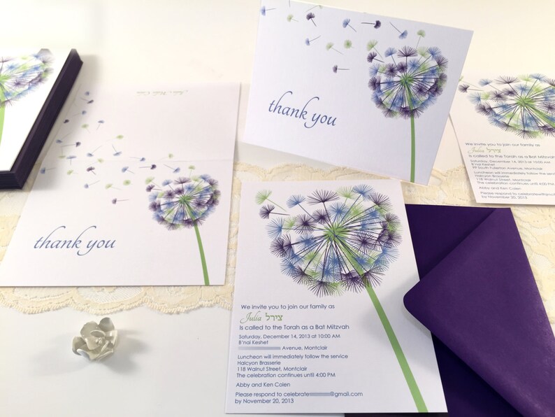 Puede incluir: Un sobre morado con una tarjeta de invitaci&oacute;n blanca con un dise&ntilde;o de diente de le&oacute;n. El texto de la tarjeta de invitaci&oacute;n dice "We invite you to join our family as Julia is called to the Torah as a Bat Mitzvah Saturday, December 14, 2013 at 10:00 AM..."
