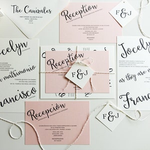Peut inclure: Ensemble d'invitations de mariage sur papier rose et blanc. Les invitations pr&eacute;sentent un texte calligraphi&eacute; en noir, y compris les noms Jocelyn et Francisco, ainsi que le texte "en su matrimonio" et "as they are married".