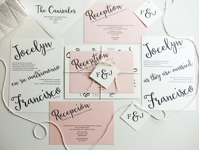 Peut inclure: Ensemble d'invitations de mariage sur papier rose et blanc. Les invitations pr&eacute;sentent un texte calligraphi&eacute; en noir, y compris les noms Jocelyn et Francisco, ainsi que le texte "en su matrimonio" et "as they are married".