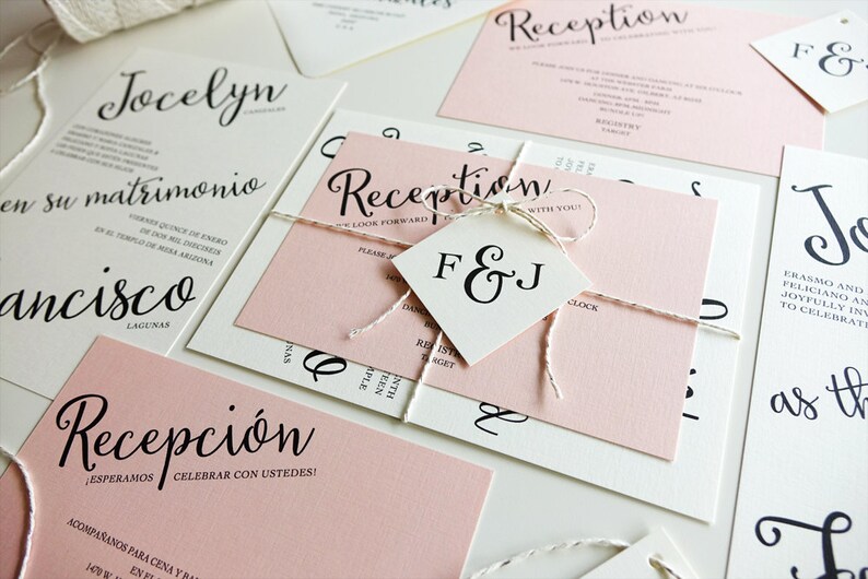 Peut inclure: Ensemble d'invitations de mariage avec du papier rose et blanc. L'invitation comporte le texte "Jocelyn et Francisco" en &eacute;criture cursive noire. La carte de r&eacute;ception comporte le texte "Reception" en &eacute;criture cursive noire et le texte "&iexcl;ESPERAMOS CELEBRAR CON USTEDES!" en texte noir. La carte RSVP comporte le texte "F&J" en texte noir.