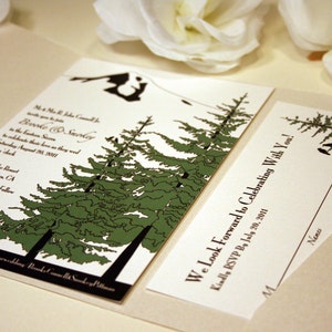 Op de afbeelding: Een huwelijksuitnodiging met een zwart-wit ontwerp met een bergketen en dennenbomen. De tekst luidt "Mr. & Mrs. John Connell Jr. invite you to join Brooke & Stacey in the beautiful Sierra to celebrate their love as they wed Saturday, August 20, 2011 at 4 o'clock. Convict Lake Resort, Mammoth Lakes, CA. Adult Reception to follow."