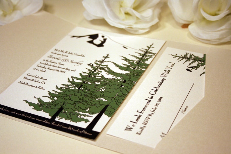 Op de afbeelding: Een huwelijksuitnodiging met een zwart-wit ontwerp met een bergketen en dennenbomen. De tekst luidt "Mr. & Mrs. John Connell Jr. invite you to join Brooke & Stacey in the beautiful Sierra to celebrate their love as they wed Saturday, August 20, 2011 at 4 o'clock. Convict Lake Resort, Mammoth Lakes, CA. Adult Reception to follow."